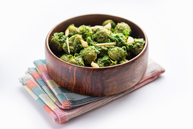 Soya Chunks Palak curry también conocido como espinacas Trozos de soja sabzi o sabji Comida india saludable