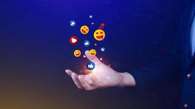 Soziale Medien und digitales Online-Konzept Geschäftsmann, der Emojis mit sozialen Medien sendet Menschen, die digitale Online-Marketing-Konzepte verwenden