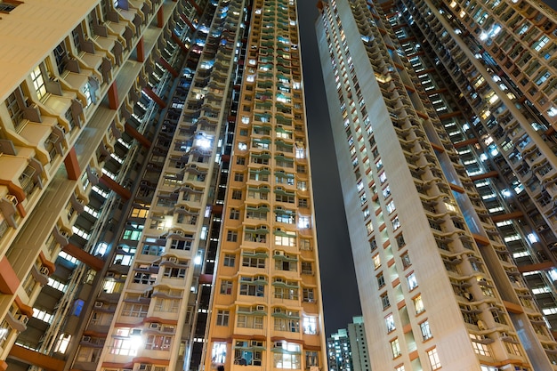 Sozialer Wohnungsbau in den Himmel bei Nacht