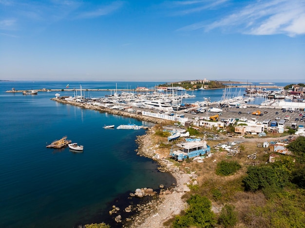 Sozopol Bulgaria Puerto deportivo del Mar Negro vista aérea Drone vista desde arriba Destino de vacaciones de verano