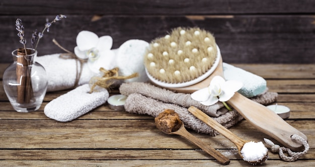 Spa ainda vida em uma mesa de madeira