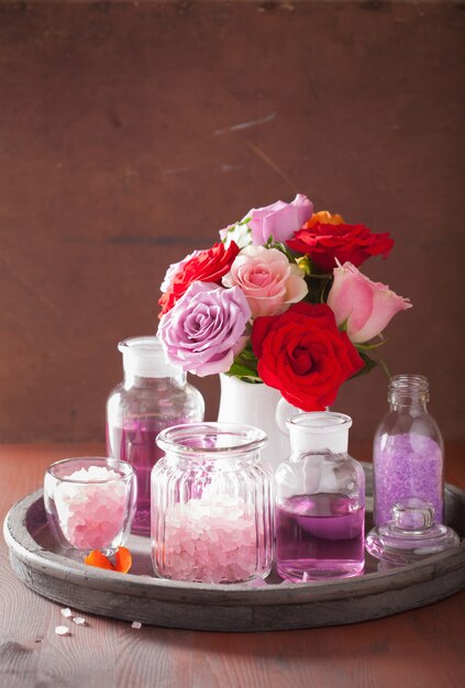 Spa aromaterapia con flores de rosas aceite esencial sal