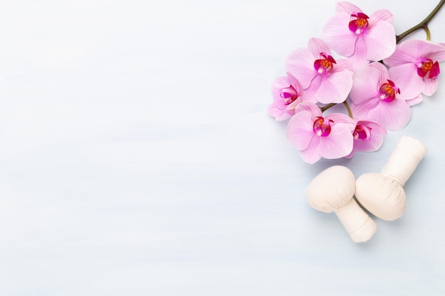 Spa-Aromatherapie mit Pflegeprodukten und Orchideen