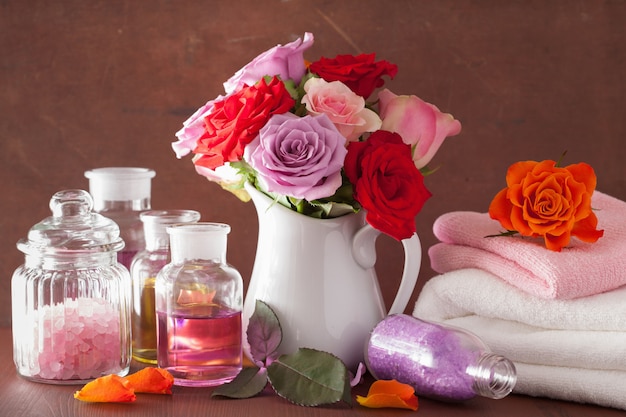 Spa-Aromatherapie mit Rosenblüten, ätherischen Ölen und Salz