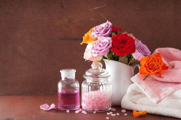 Spa-Aromatherapie mit Rosenblüten, ätherischen Ölen und Salz