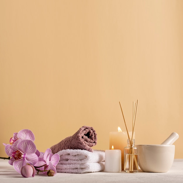 Spa-Arrangement mit Handtüchern und Blumen