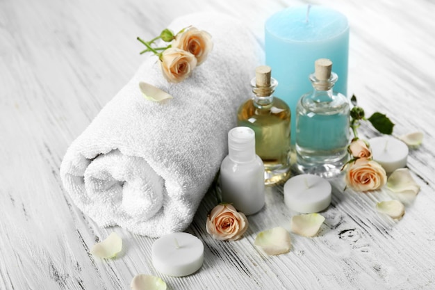 Spa auf weißem Holztisch