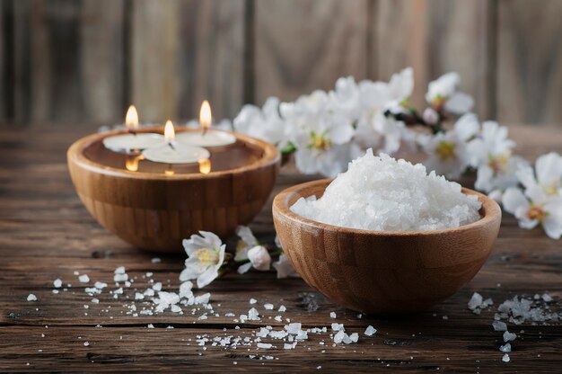 SPA-Behandlung mit Salz, Mandeln und Kerzen