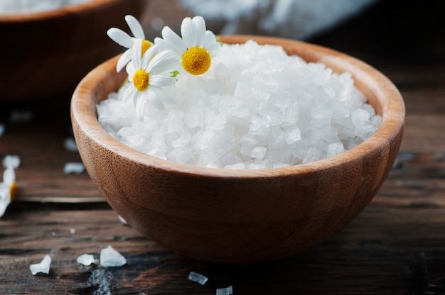 Spa-Behandlung mit Salz und Gänseblümchen