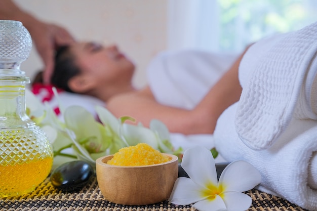 Spa-Behandlungsset und aromatisches Massageöl auf der Bettmassage. Thailändische Umgebung für Aromatherapie und Massage mit Blume auf dem Bett, Entspannung und gesunde Pflege.