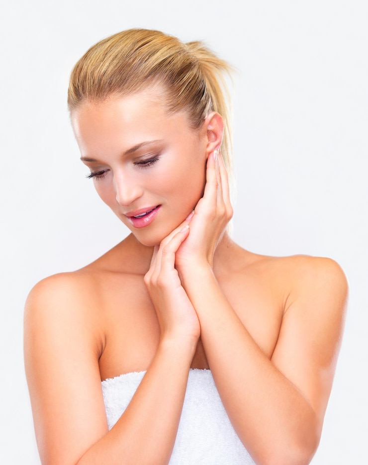 Foto spa beleza e limpeza com uma mulher em uma toalha em estúdio em um fundo branco para bem-estar natural ou cosméticos cuidados com a pele ou higiene corporal com um modelo jovem fresco depois do banho para dermatologia