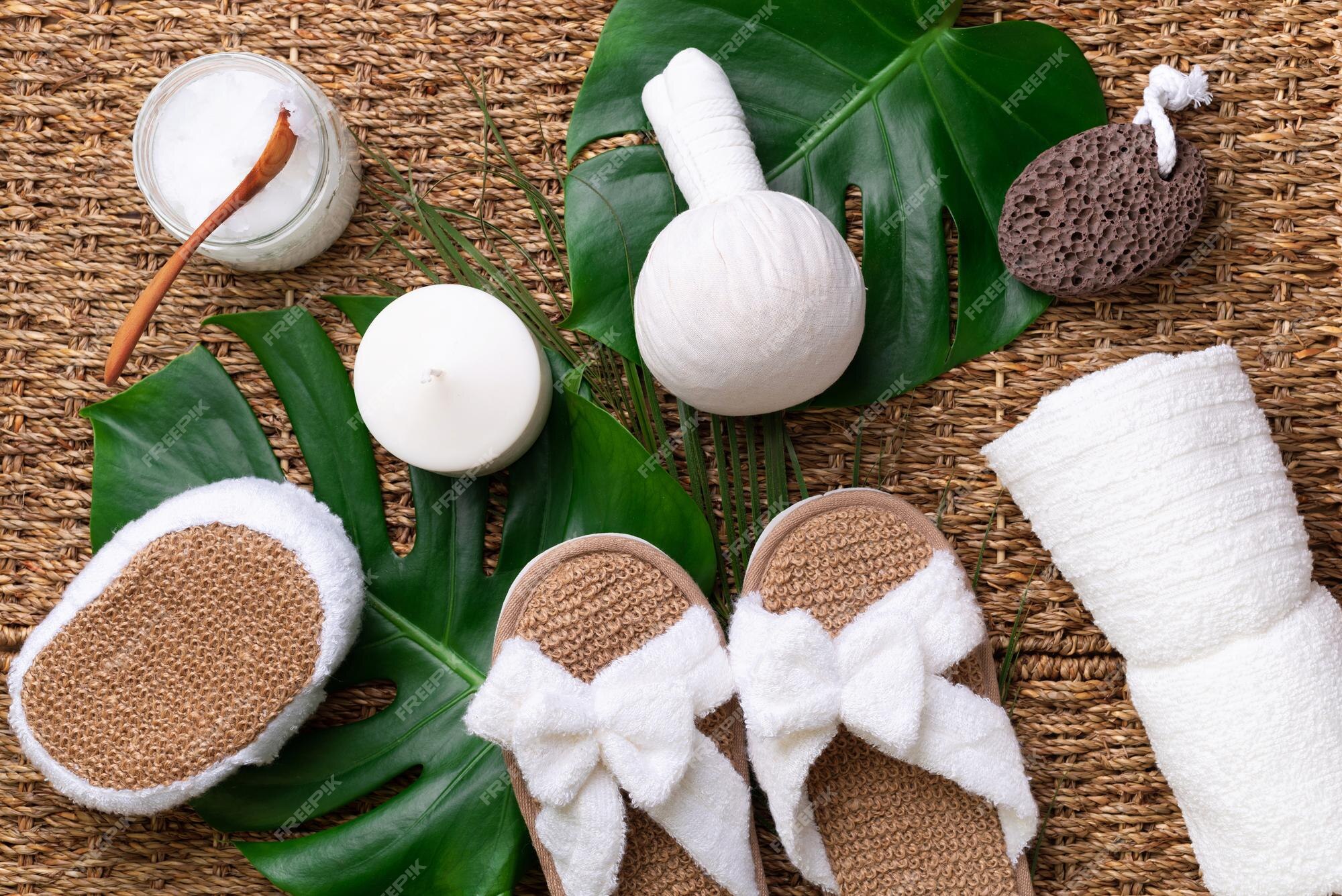 Spa, bem-estar, cuidados com a pele, beleza e relaxamento, ferramentas de  spa, toalha branca, chinelos de bambu, bola de ervas, creme, escova de  madeira, óleo de coco, monstera, fundo amarelo