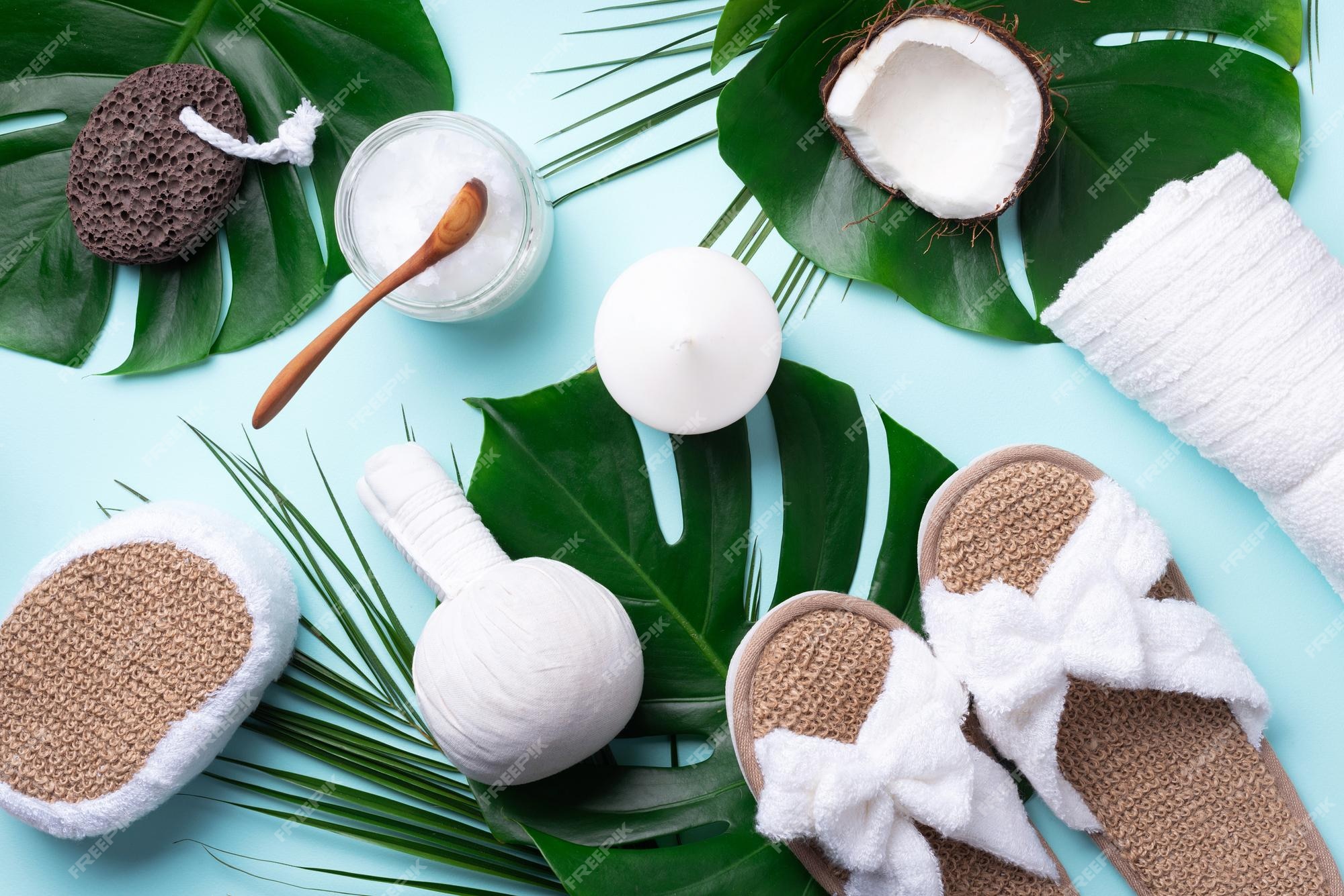 Spa, bem-estar, cuidados com a pele, beleza e relaxamento, ferramentas de  spa, toalha branca, chinelos de bambu, bola de ervas, creme, escova de  madeira, óleo de coco, monstera, fundo amarelo