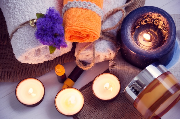 SPA besteht aus Handtüchern, Kerzen, Blumen, Sahne und Öl