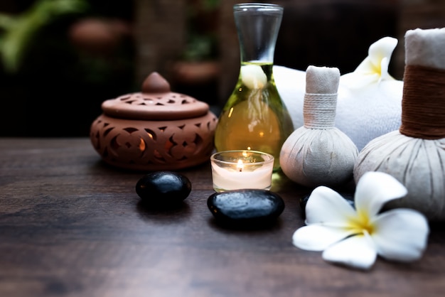 Foto spa bodegón con orquídeas blancas, sal marina, aceite de baño y velas en el piso de madera, relajante con