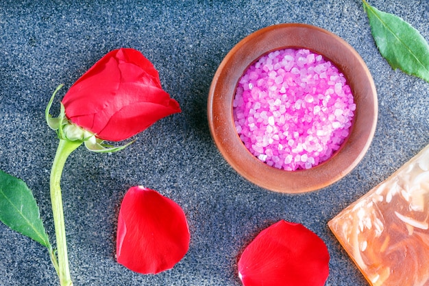 Spa bodegón con rosas, sal marina, jabón sobre baldosa cerámica. Concepto de tiempo de relax Vista superior