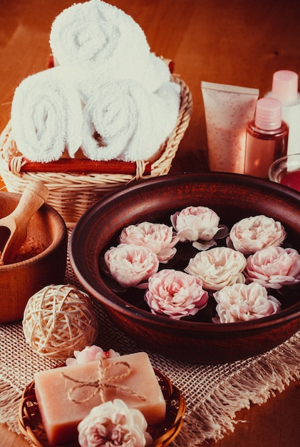 Spa com rosas, manicure, banho relaxante e cosméticos