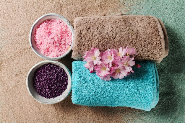 Spa concept. closeup of beautiful spa products - spa sal, toalhas e flores. horizontal.