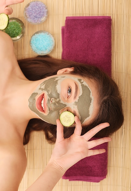 Spa. Cuidado Facial. Mujer cuidando su rostro en tratamientos de spa