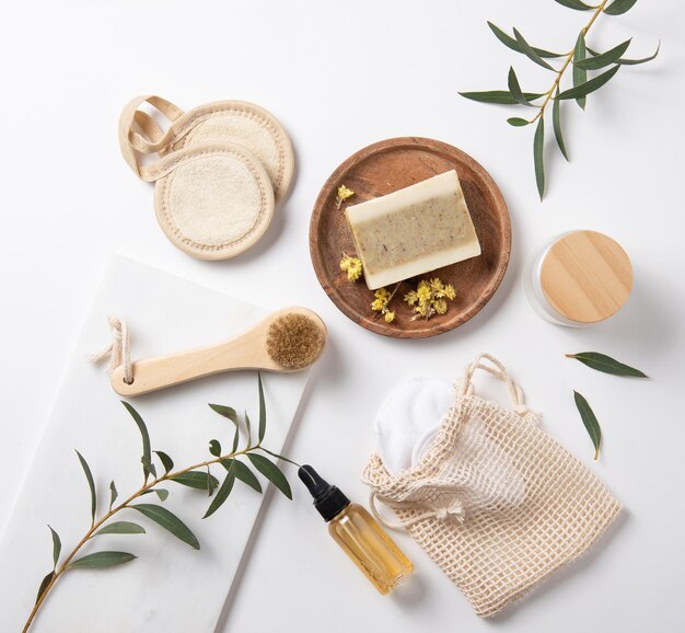 Spa de beleza plana com produtos cosméticos naturais descascamento sabão natural esponjas óleo