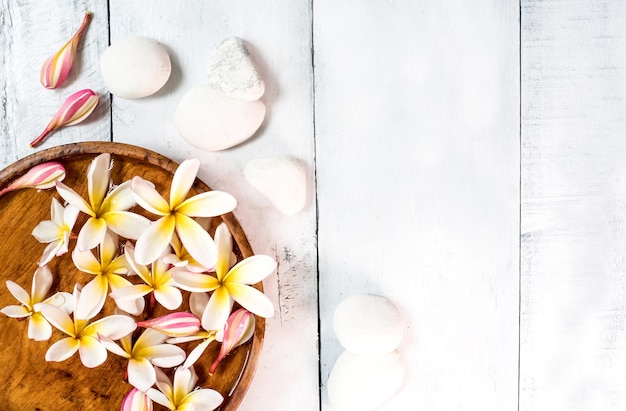 Foto spa y decoración de masajes sobre fondo blanco.