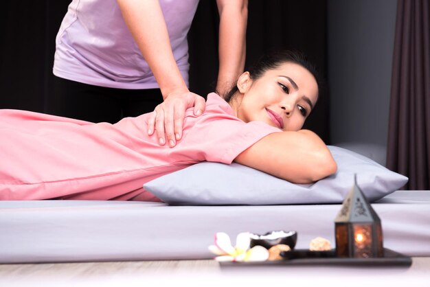 Spa e massagem tailandesa, belas mulheres relaxantes e saudáveis de aromaterapia