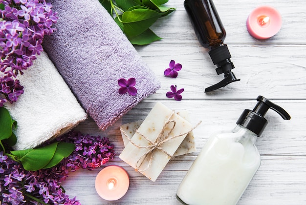 Spa-einstellung mit lila blumen