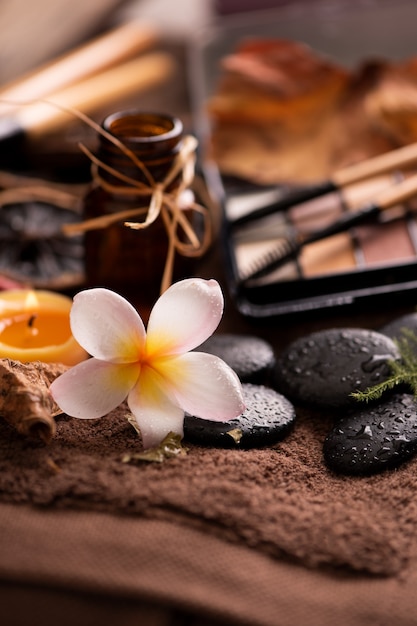 Spa-Einstellung mit Make-up auf Handtuch