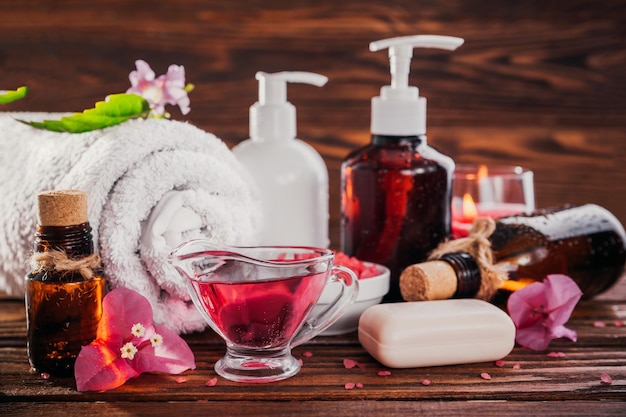 Spa-Essentials einschließlich natürlicher Öle, Salzseife und Kerze Bio-Kosmetikkonzept