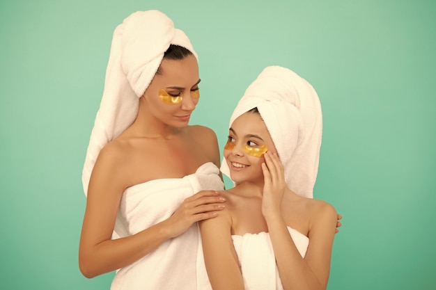 Spa familiar de madre e hija con parche facial