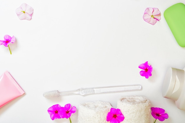 Spa fundo branco flores cor de rosa e um frasco de shampoo sabonete toalhas brancas rolos cuidados com o corpo, higiene ...