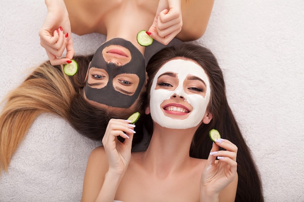 Spa. Grupo mujer recibiendo mascarilla facial y chismes