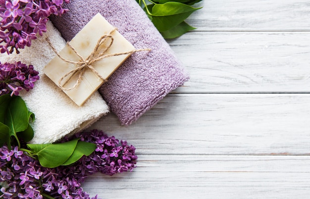 Spa-Handtücher und Seife auf lila Blumen