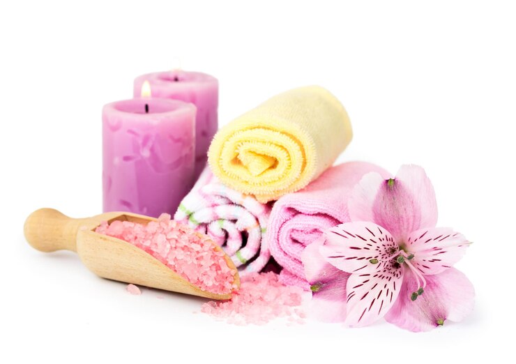 Spa-Hintergrund Blumen, Handtücher, Kerzen und Meersalz