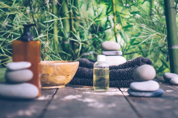 Spa con hojas de bambú y piedras