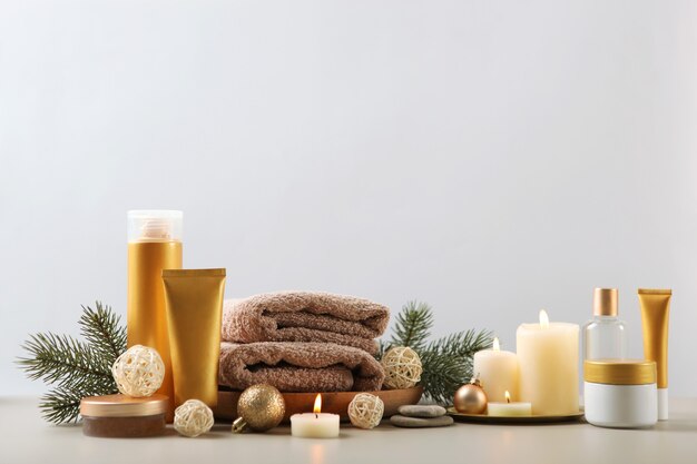 Spa-Komposition auf dem Tisch und Weihnachtsaccessoires Hautpflege