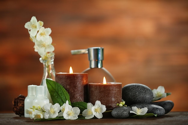 Spa-Komposition mit Kerzen auf braunem Hintergrund