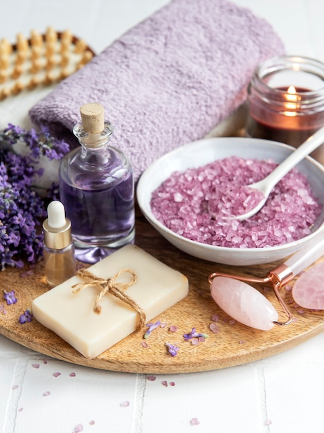 Spa de lavanda. Aceites esenciales, sal marina, toallas y jabón artesanal. Cosmético de hierbas naturales con flores de lavanda