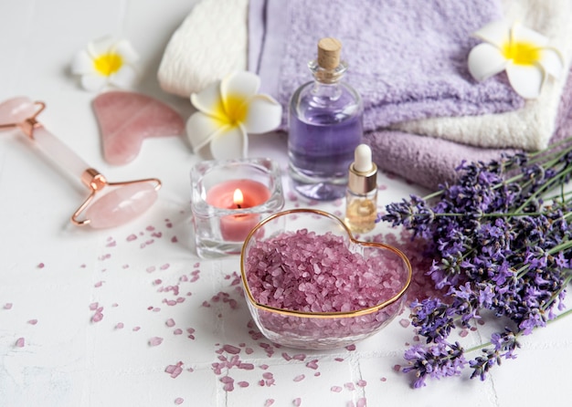 Spa de lavanda, aceites esenciales, sal marina, toallas y rodillo facial