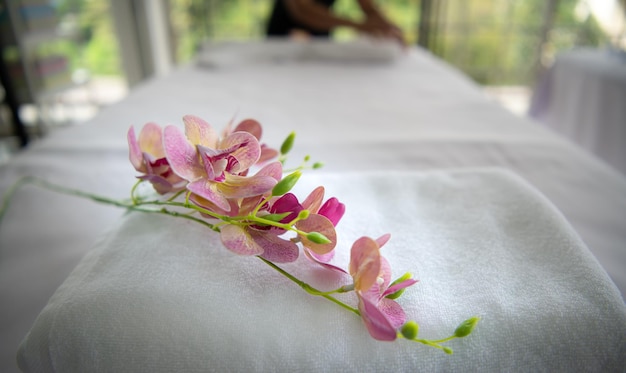 Foto spa el lugar para la relajación y el bienestar con flores y equipos de masaje
