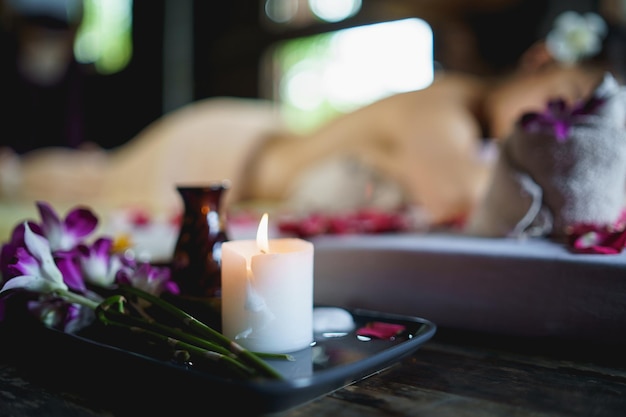 Spa Massagekerzen Dekorationen während Masseurin Behandlung des Bürosyndroms traditionelle thailändische Massageart weibliche Masseurin, die eine Massage tut, behandelt Rückenschmerzen, Armschmerzen und Stress für Bürofrauen, die müde sind