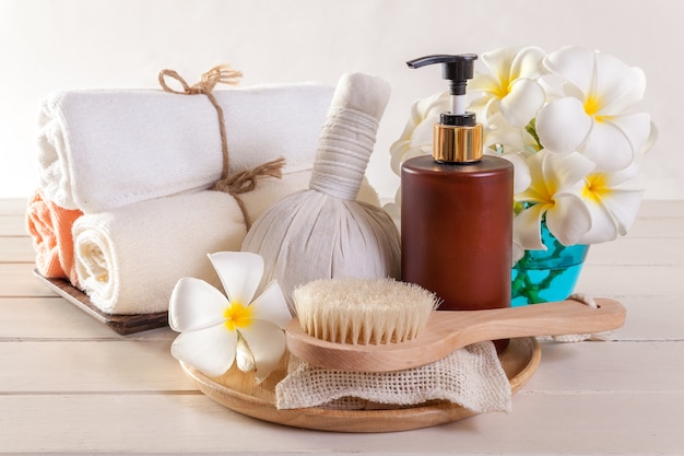 Foto spa massagem e esfoliação corporal com toalhas comprimir bolas e flores