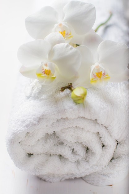 SPA mit Handtuch und Orchidee