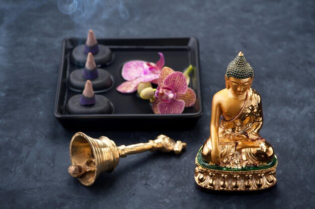 Spa mit Statue Buddha Zen schwarze Steine Orchidee und Weihrauch