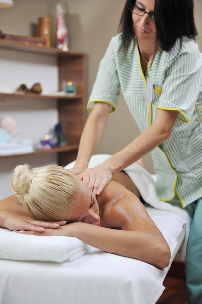 Foto en el spa de mujeres y el masaje de espalda de bienestar