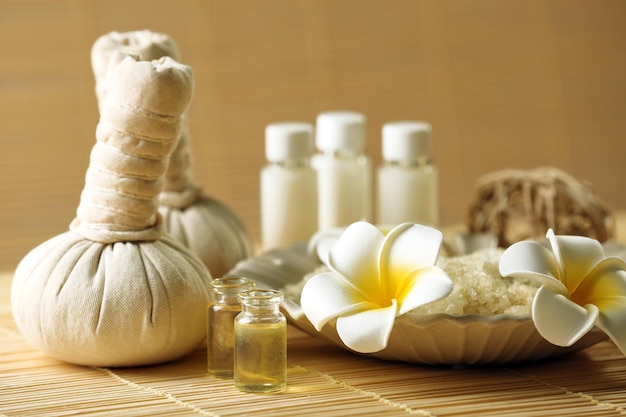 Spa natural relaxante definido em fundo de vime de perto