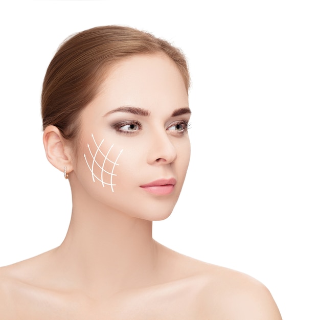 Spa-Porträt der attraktiven Frau mit Pfeilen auf ihrem Gesicht über weißem Hintergrund. Facelifting-Konzept. Plastische Chirurgie Behandlung, Medizin