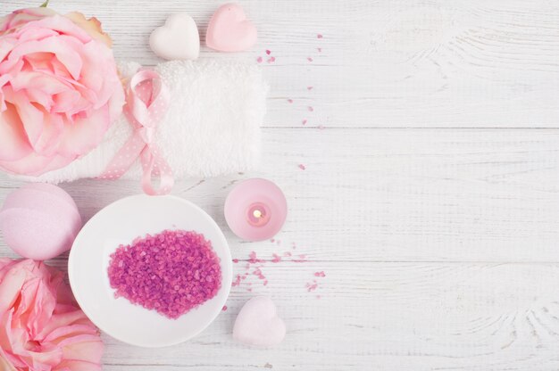 Foto spa productos orgánicos con rosas, sal de baño