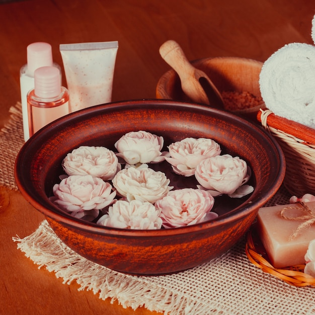 Spa con rosas, manicura, baño relajante y cosmética