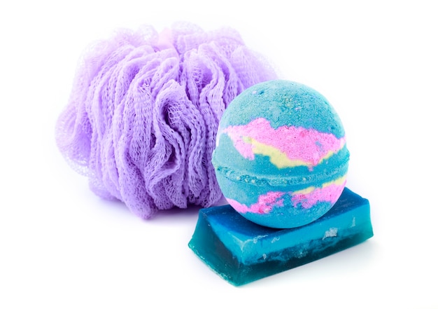 Spa-Set, lila Bast mit blauer handgemachter Seife und einem mehrfarbigen Ball aus Badesalz auf weißem Hintergrund. Speicherplatz kopieren